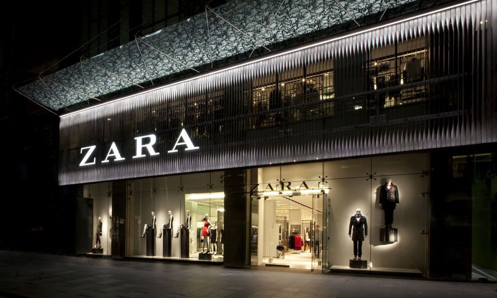 Trova un topo cucito nel vestito di Zara e fa causa all'azienda