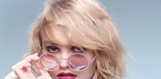 Lily Rose Depp svela il contenuto della sua borsa