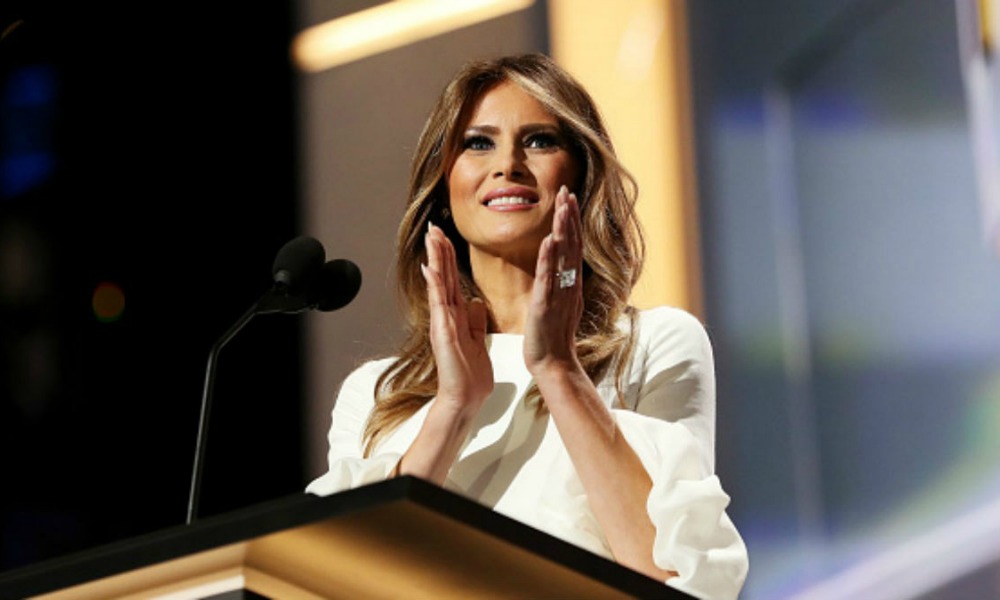 Dopo le polemiche per l'abito Dolce & Gabbana, sarà Giorgio Armani a vestire Melania Trump