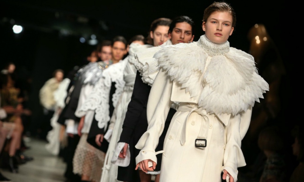 Burberry, sfila a Londra la collezione ispirata allo scultore Henry Moore