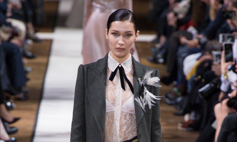 maschile e femminile convivono sulla passerella di Lanvin per il prossimo autunno-inverno 17-18. Al secondo giorno della Paris Fashion Week, Bouchra Jarrar punta sui contrasti presentando una collezione che diventa un viaggio per immagini nell'animo delle donne di oggi: forti e fragili romantiche e coraggiose al tempo stesso. Ci sono gli abiti da ballerina che sono un tripudio di chiffon, i pantaloni tuxedo super slim da indossare con top in pizzo e poi biker da portare con lunghi vestiti fluidi e infine slip dress in raso da abbinare a cappotti rigorosi. Capi senza tempo da abbinare in totale libertà, perché la vera eleganza non passa mai di moda