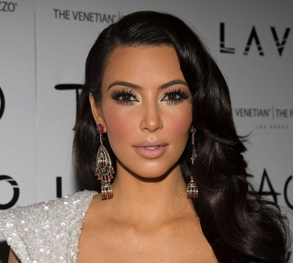 Kim Kardashian lancia il suo brand di prodotti di bellezza [VIDEO]