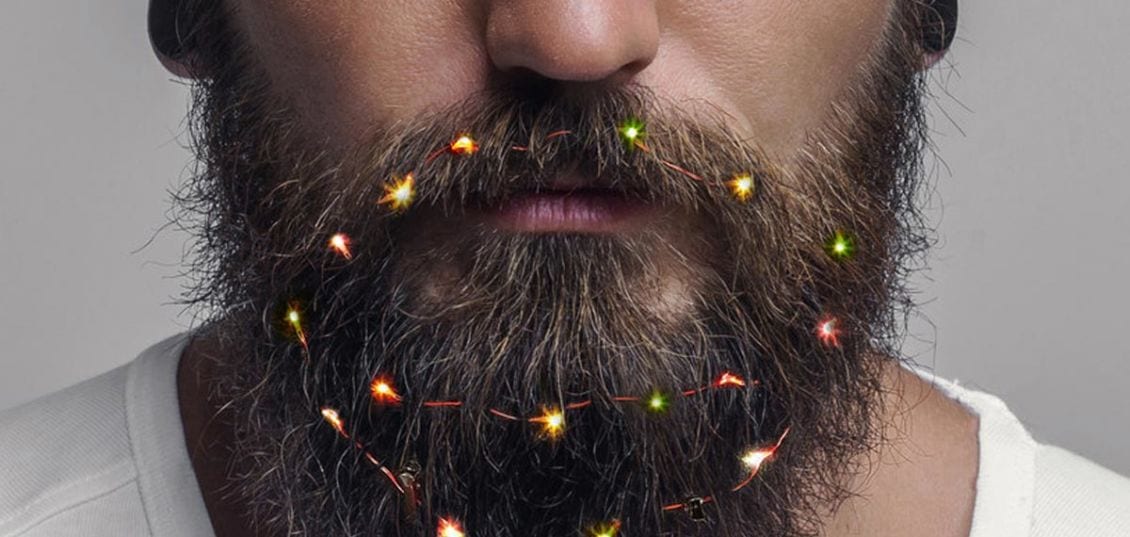 Perchè limitarsi ad addobbare la casa quando si può farlo anche col il proprio fidanzato? Ebbene si. Tra le tendenze decòr di questo Natale 2018 troviamo anche le lucine da barba