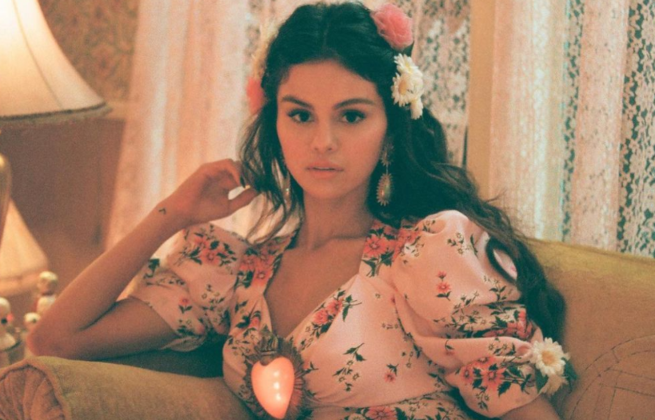Selena Gomez makeup in De Una Vez
