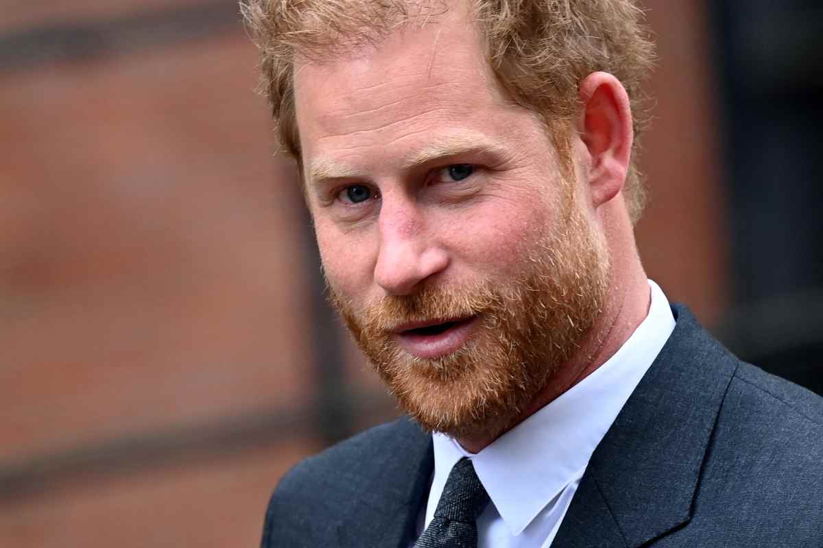 Archie goccia d'acqua con papà Harry