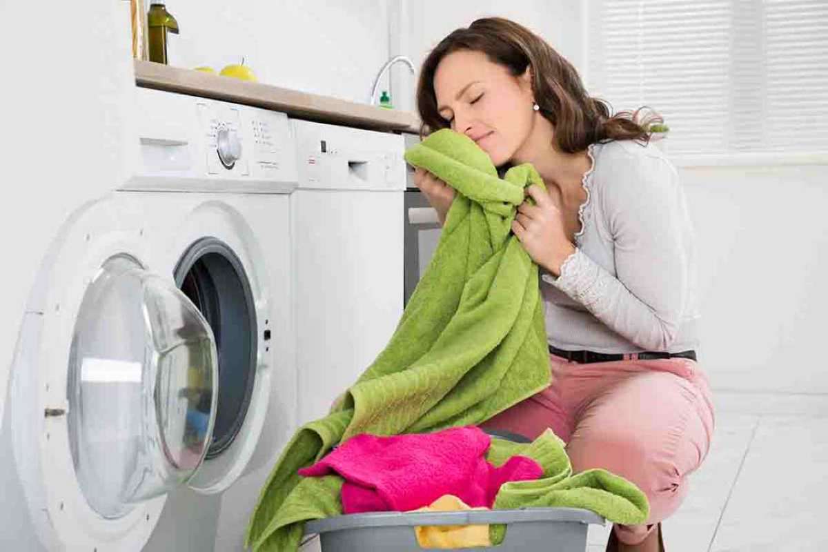 Donna soddisfatta del bucato