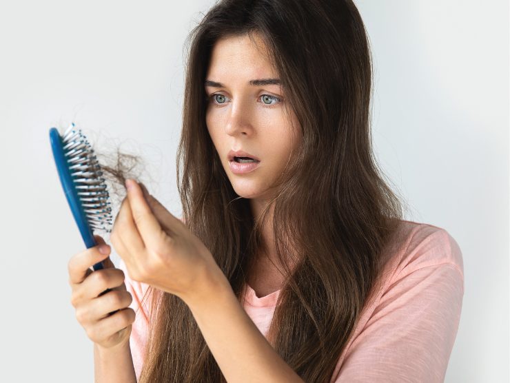 Donna a cui cadano i capelli