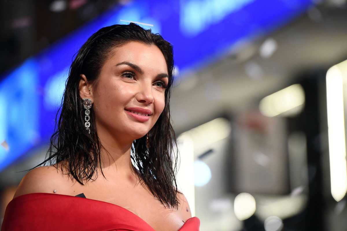 Elettra Lamborghini, eccola con capelli ricci e lunghi