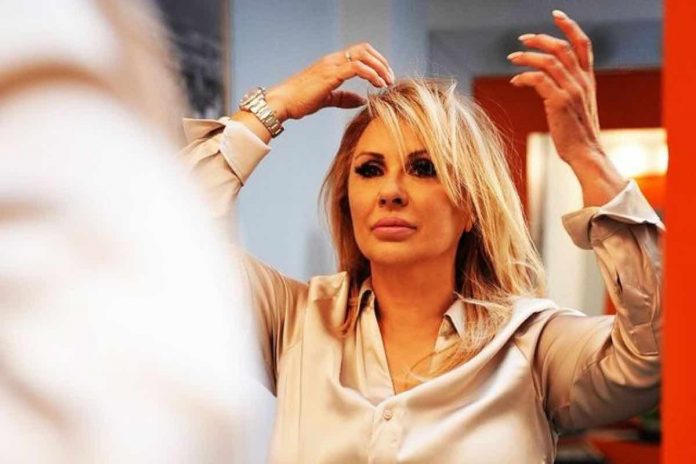 tina cipollari perché indossava parrucche