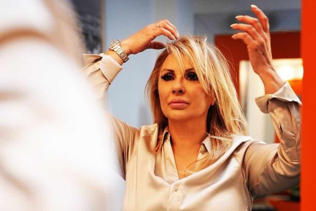 tina cipollari perché indossava parrucche