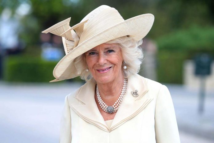 Camilla Parker Bowles Regina Camilla foto costume