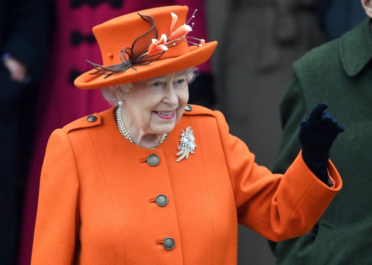 Regina Elisabetta abito arancione