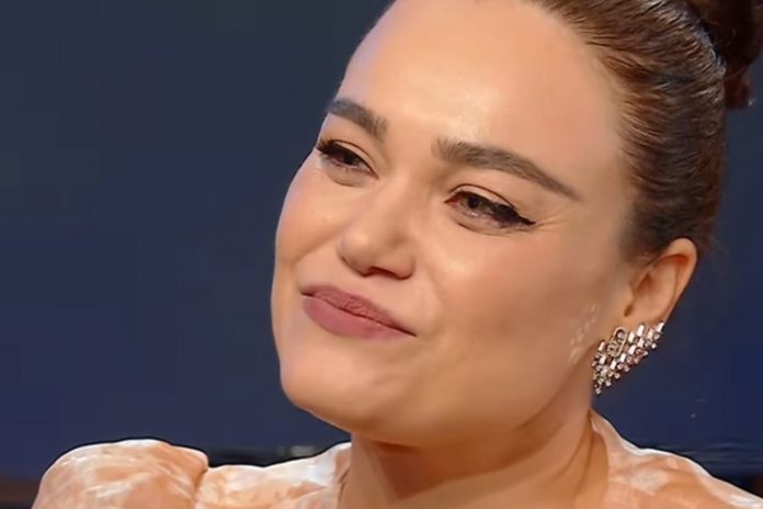 Romina Carrisi oggi è un altro giorno velvetstyle.it 13052023 Romina Carrisi in trasmissione