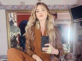 alba parietti il selfie in bagno