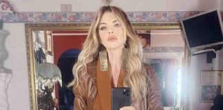 alba parietti il selfie in bagno
