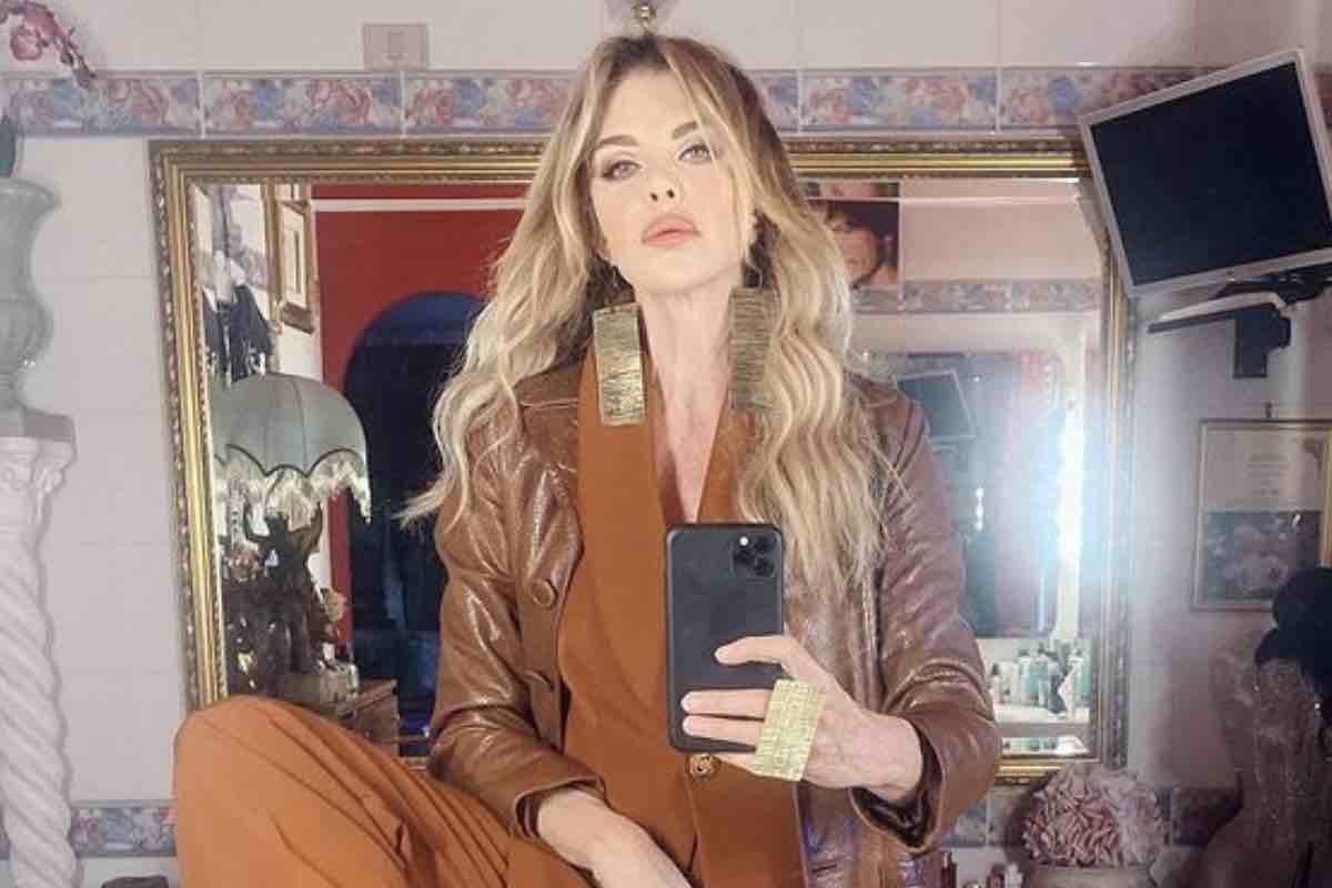 alba parietti il selfie in bagno