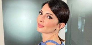 Alessia Mancini con abito blu