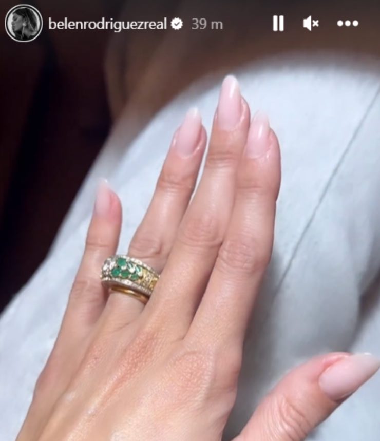 belen Rodriguez mani e unghie