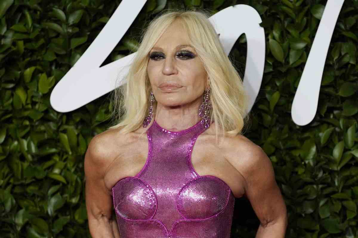 Donatella Versace abito rosa