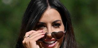Elisabetta Gregoraci sorridente con occhiali
