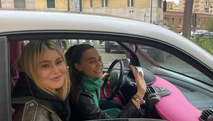 romina e jasmine in auto