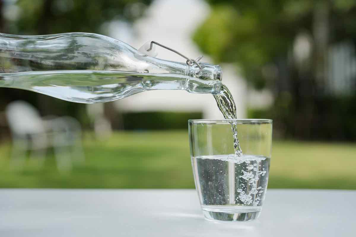 Acqua frizzante: cosa succede a berla tutti i giorni
