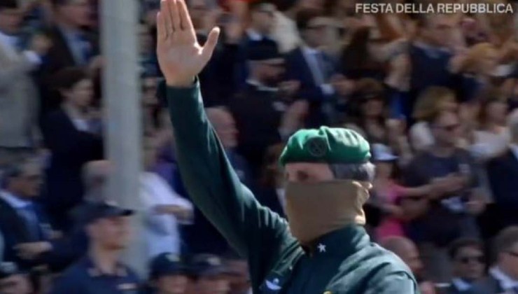 Saluto polemico durante la festa della Repubblica, promossa da ChatGPT