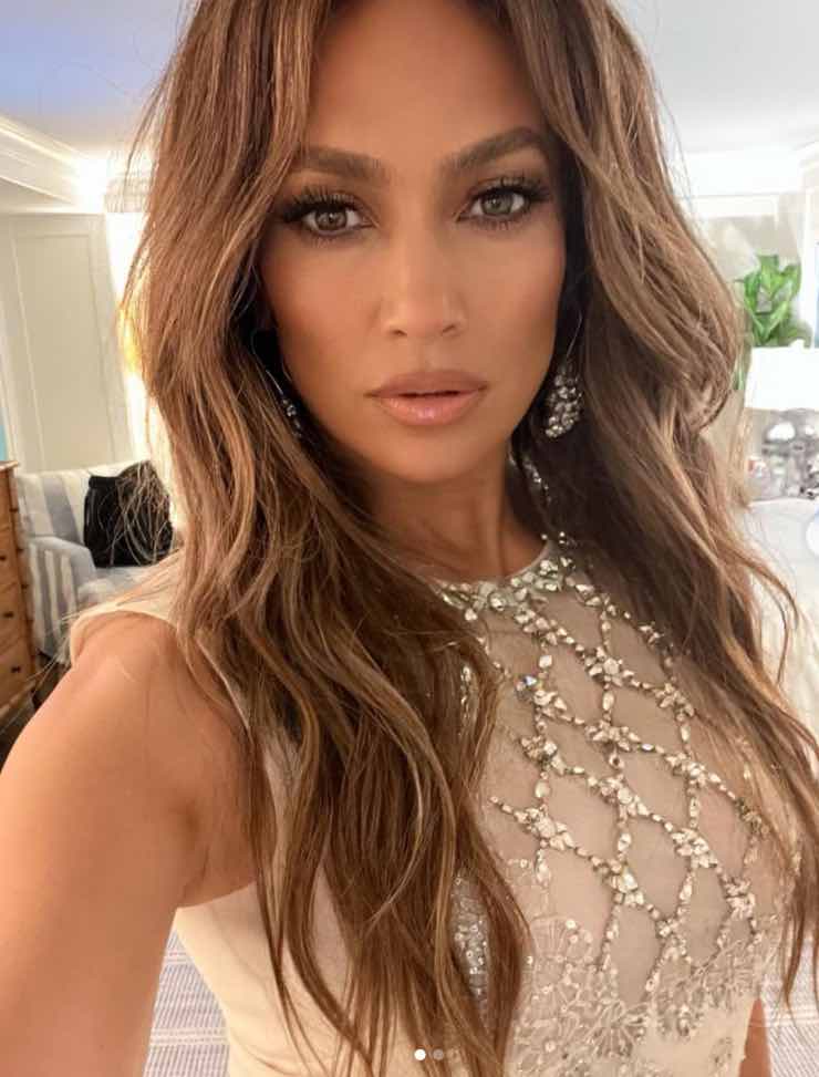 Jennifer Lopez divina in abito bianco celebra l'anniversario di matrimonio