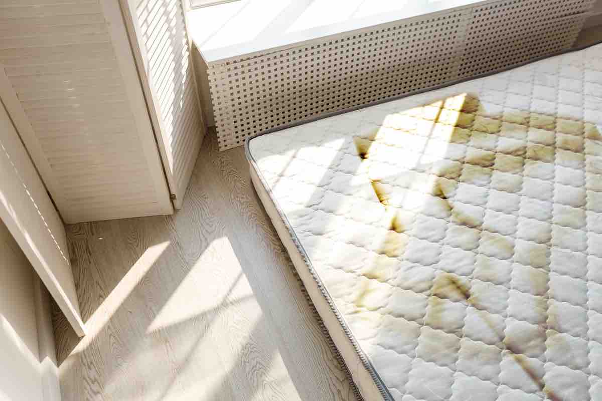 Smacchiare i materassi: come farlo