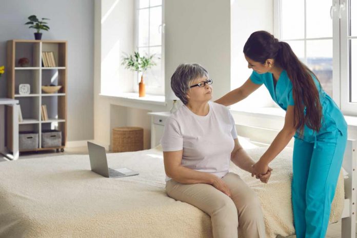 anziana infermiera Come riconoscere i sintomi dell'Alzheimer