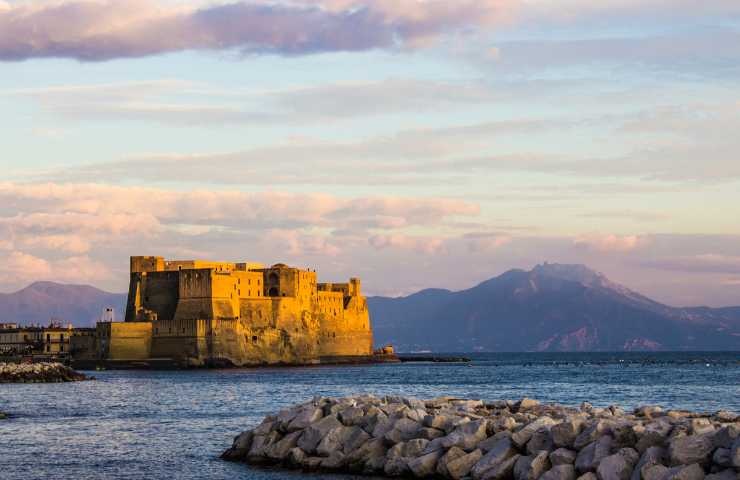 castel dell'ovo mare napoli