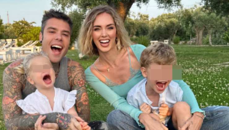 Chiara e Fedez con Leone e Vittoria al mare