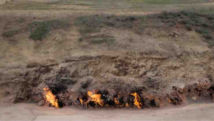 in azerbaijan c'è una collina che brucia