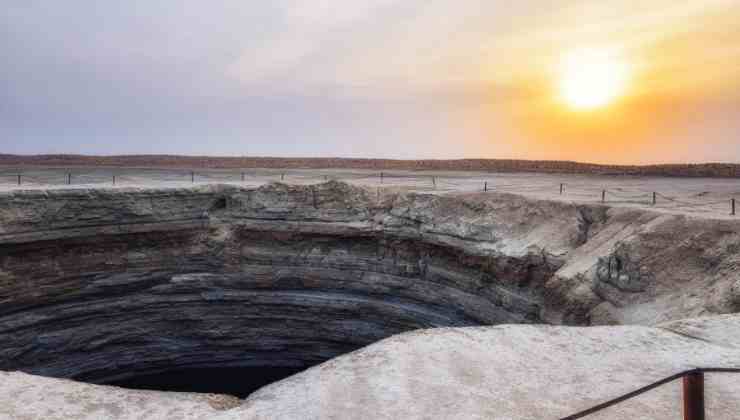 in turkmenistan c'è un cratere di fuoco conosciuto come porta dell'inferno