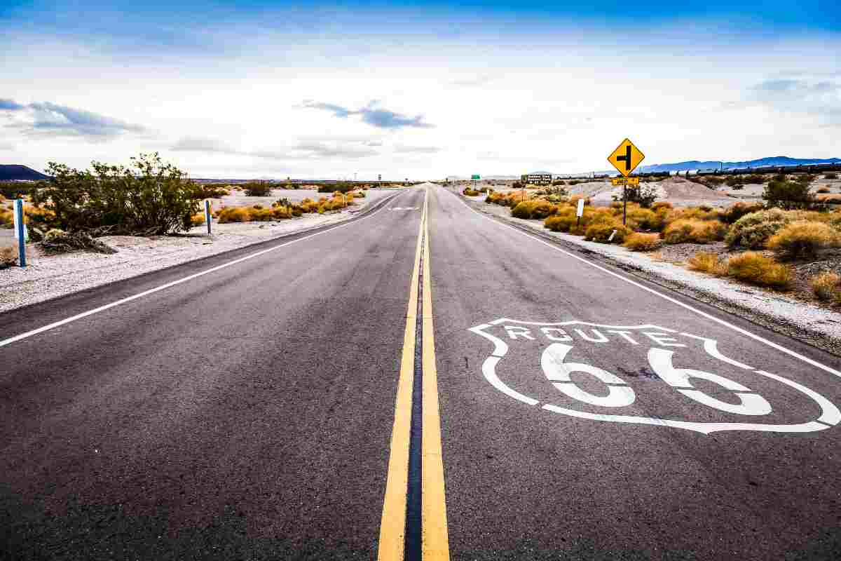 la route 66 è un percorso che attraversa l'america rurale da est a ovest