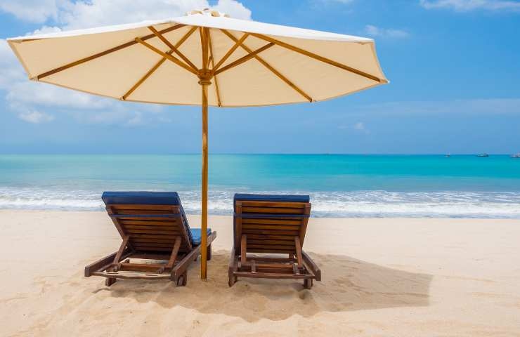 ombrellone e lettini in spiaggia