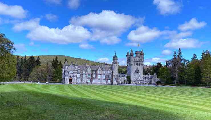 la famiglia reale inglese d'estate si riunisce al castello di balmoral