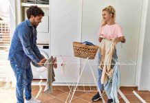 Basterà provare per vedere quanto possa essere efficace per trovare una posizione a un maggior numero di capi. In alternativa, soprattutto se si vuole velocizzare la procedura si può mettere lo stendino vicino al termosifone, in modo tale da far confluire il calore direttamente sui panni.