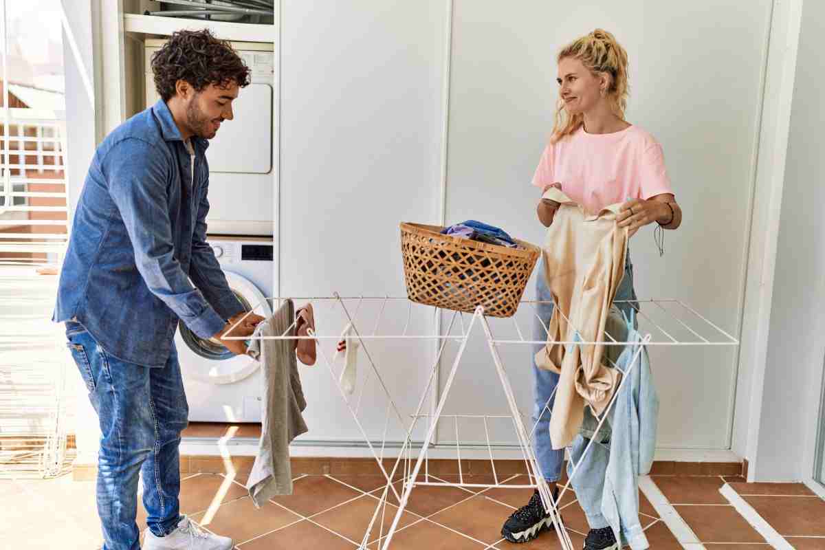 Basterà provare per vedere quanto possa essere efficace per trovare una posizione a un maggior numero di capi. In alternativa, soprattutto se si vuole velocizzare la procedura si può mettere lo stendino vicino al termosifone, in modo tale da far confluire il calore direttamente sui panni.