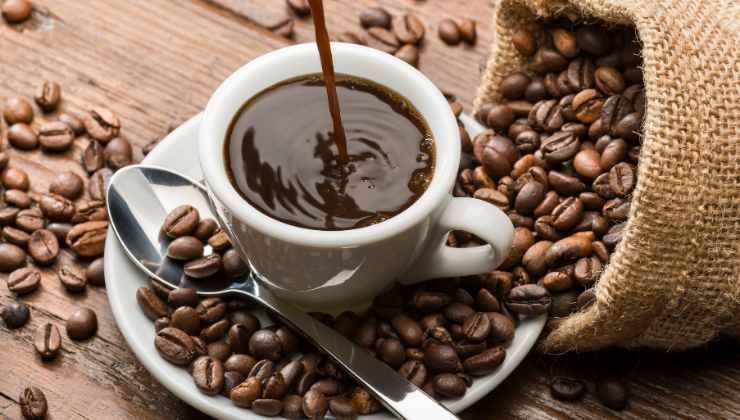 Caffè e capelli bianchi: il trucco infallibile