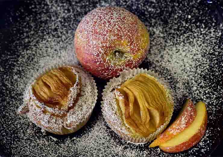 Tortine di mele deliziose con l'aggiunta di zucchero a velo