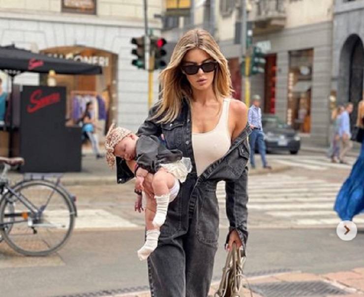 Sophie Codegoni a passeggio con la figlia Celine Blue
