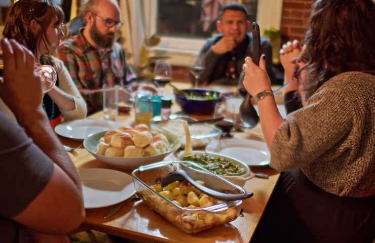 ospiti a cena cosa fare