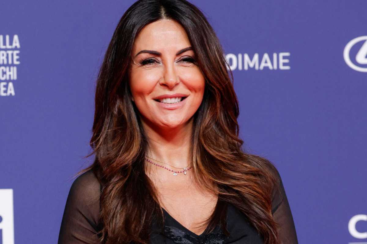 sabrina ferilli colore unghie