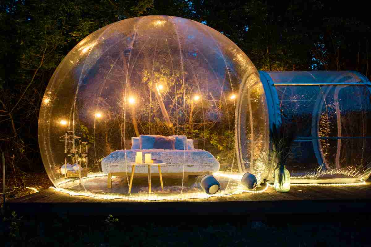 Bubble room illuminata di notte