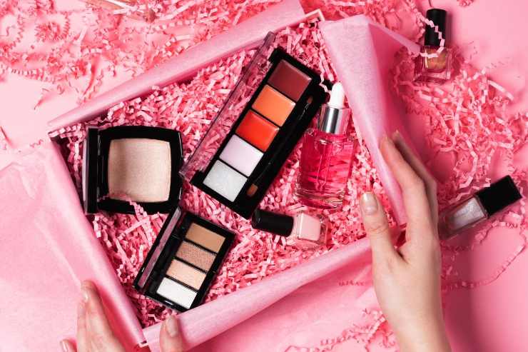 Beauty box rosa con prodotti make up