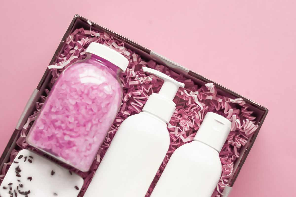 Beauty box rosa con prodotti skincare