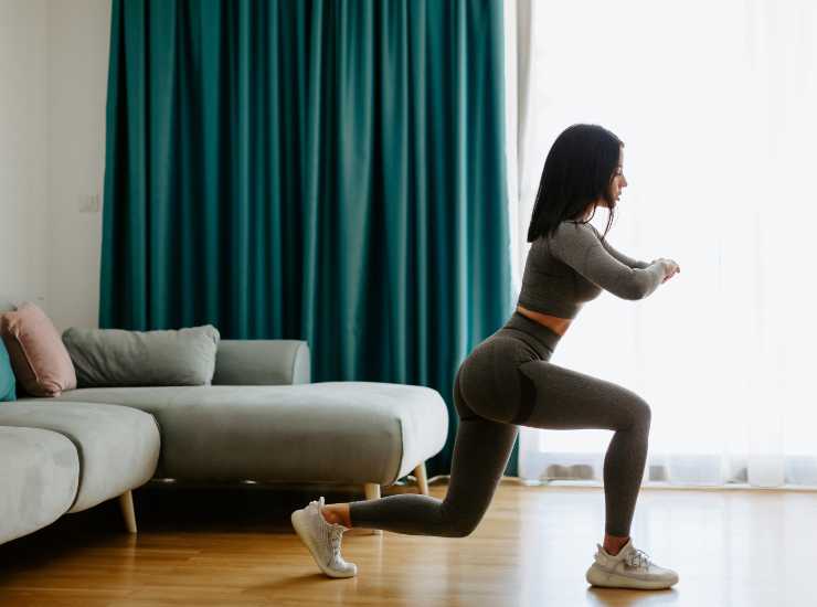 esercizi fitness da fare in casa per i glutei