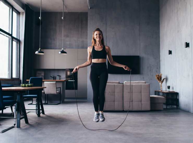 Esercizi fitness semplici ed efficaci, i migliori 6 da fare in casa