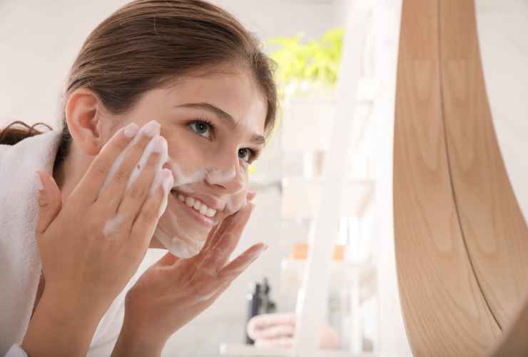 Preparare la pelle al trucco: l’importanza della pulizia